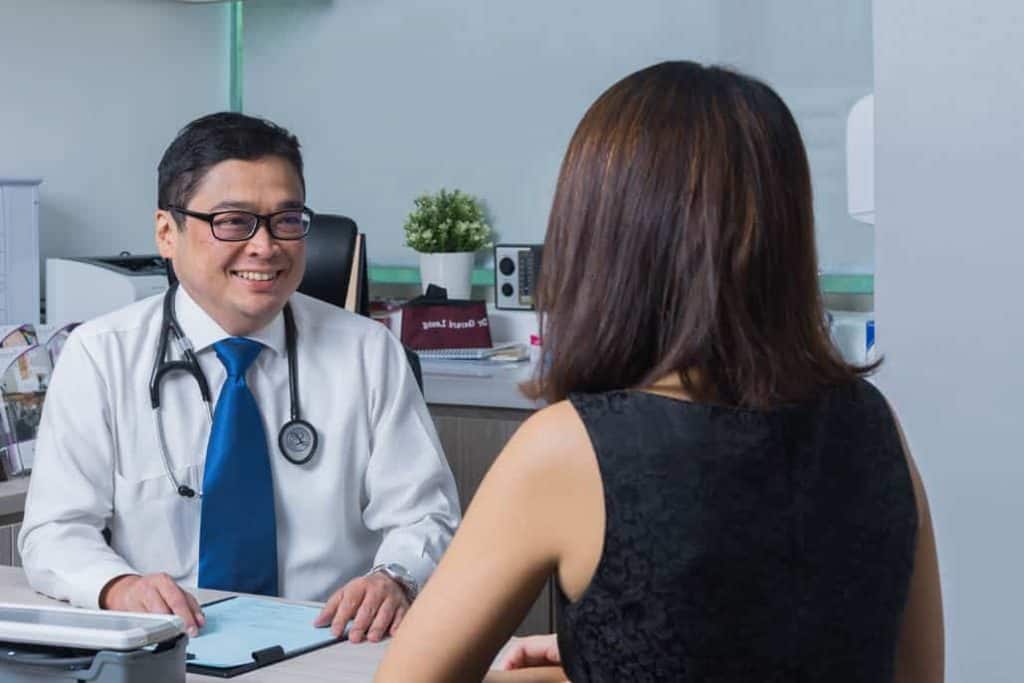Heart Specialist Singapore Consulting Patient | Dr Gerard Leong