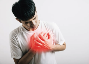 Seorang pria yang mengalami nyeri dada dan menunjukkan gejala penyakit jantung koroner.