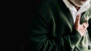 Seorang pria tua sedang merasakan ciri-ciri sakit jantung