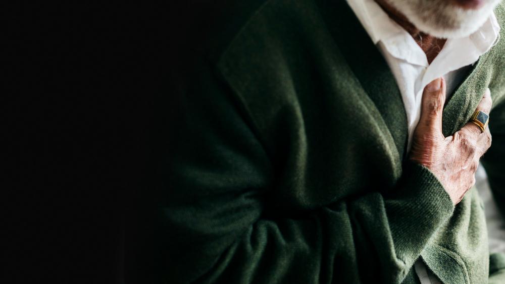 Seorang pria tua sedang merasakan ciri-ciri sakit jantung