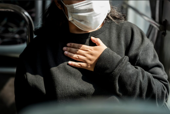 Seseorang sedang mengalami sesak napas akibat penyakit jantung koroner