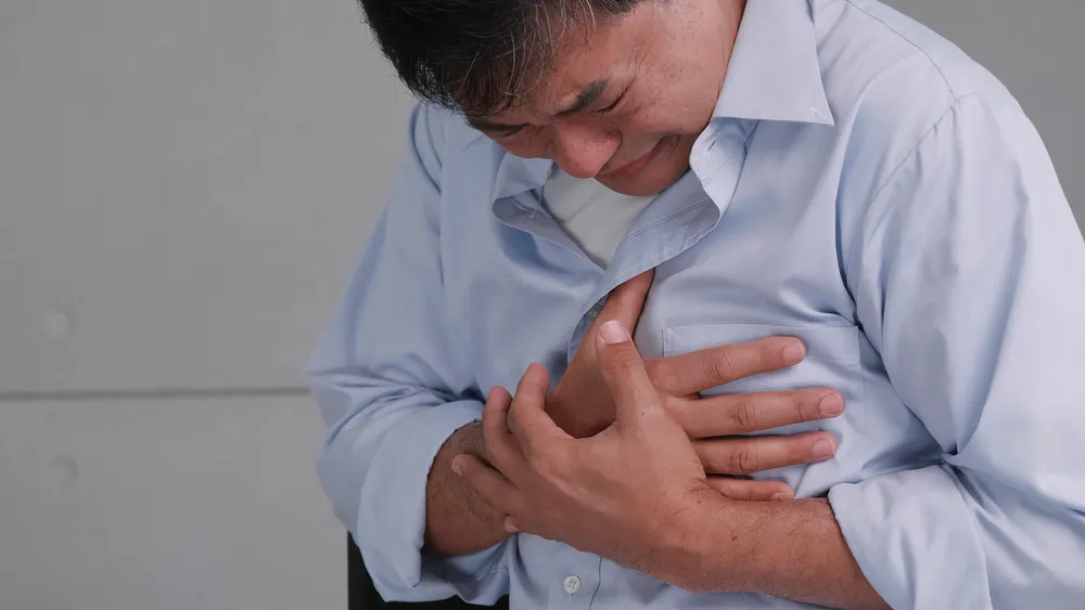 Man experiencing severe chest pain, possible cardiac arrest symptoms in diabetic patients